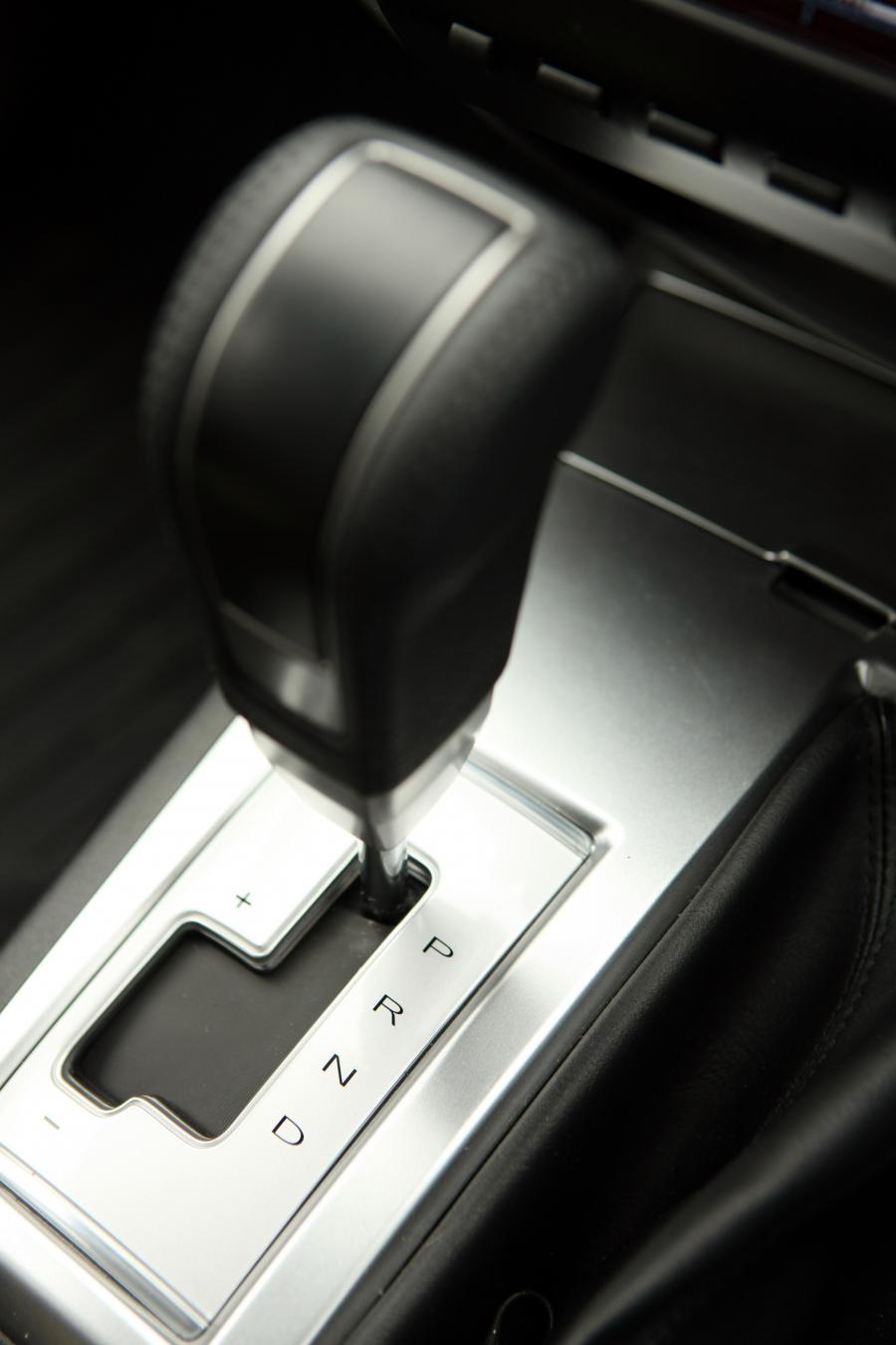 Детали интерьера Mitsubishi L200 Black Barbarian 2012 года  (UK) (фото 20 из 68)